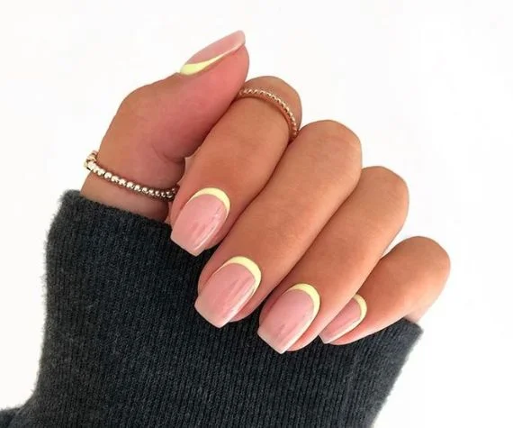 Unhas com ponta invertida