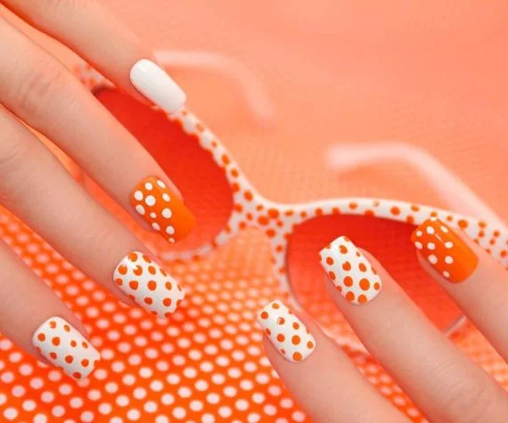 Unhas com pontos ou bolinhas
