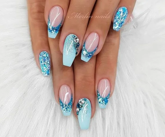 Nail art com desenhos em glitter