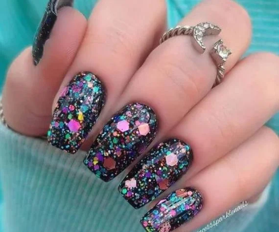 Unhas com glitter holográfico