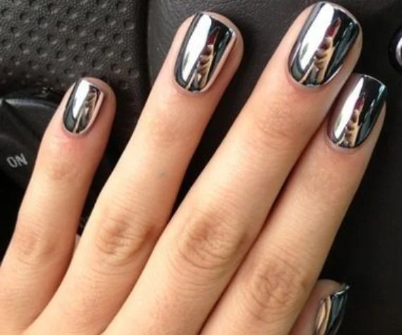 Unhas completamente metalizadas