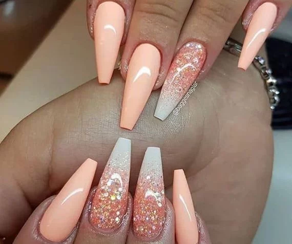 Unhas ombré com glitter