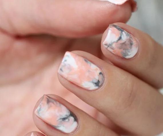Unhas com efeito de mármore natural
