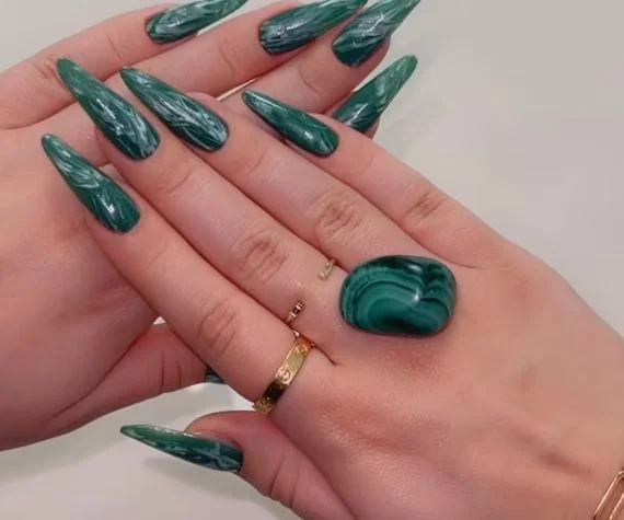 Unhas com efeito de pedra preciosa