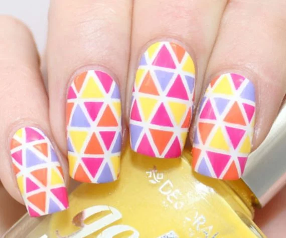 Unhas com Triângulos coloridos
