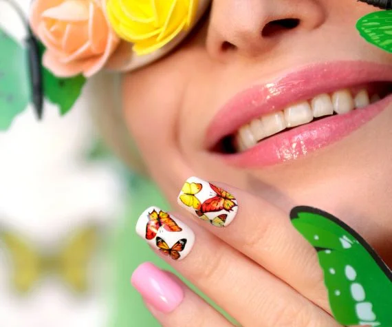 unhas com adesivos