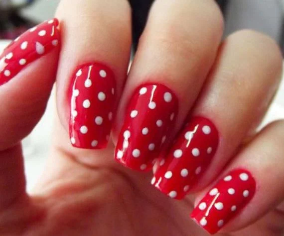 unhas com pontos