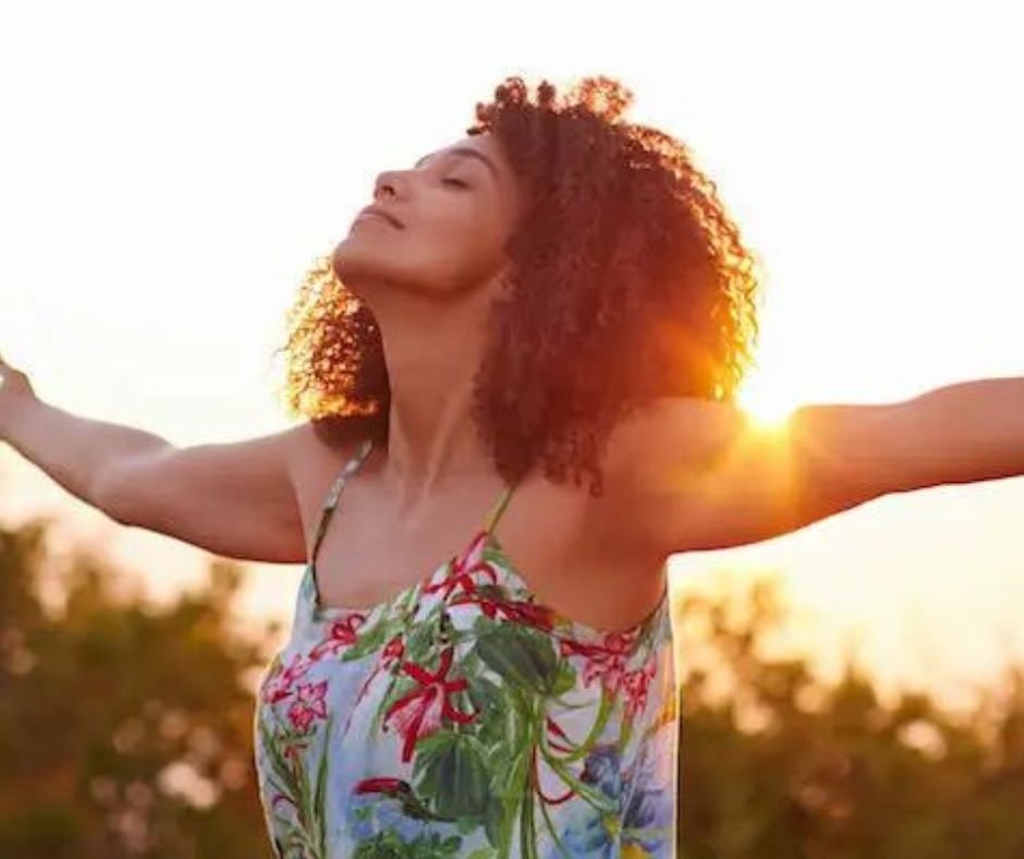 Frases Para Fotos Sozinha: 120 Ideias Para Expressar Sua Essência 10 Utilize essas frases para fotos sozinha motivacionais para lembrar-se da sua força, beleza e valor próprio.