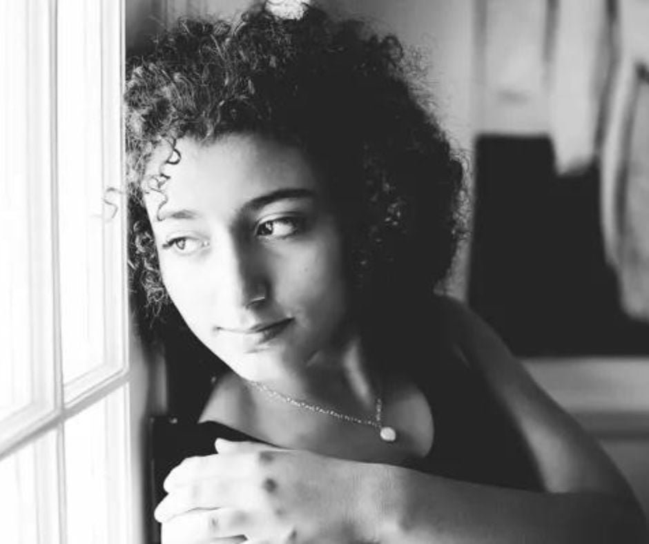 Frases Para Fotos Sozinha: 120 Ideias Para Expressar Sua Essência 9 Utilize essas frases para fotos sozinha a fim de complementar suas imagens, transmitindo as emoções e sentimentos que deseja compartilhar com o mundo.