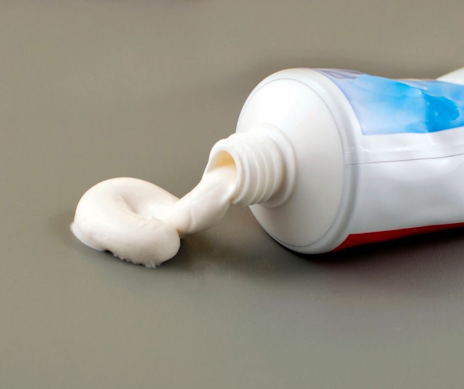 Revitalize Seus Utensílios De Alumínio: 5 Passos Para Um Limpa Alumínio Caseiro! 9 Limpa Aluminio Caseiro Creme Dental