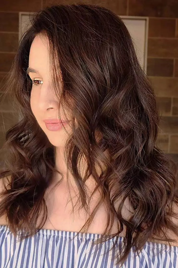 Tabela De Cores De Cabelo: Descubra A Tonalidade Ideal Para Valorizar Seu Visual 23 Castanho escuro sofisticado