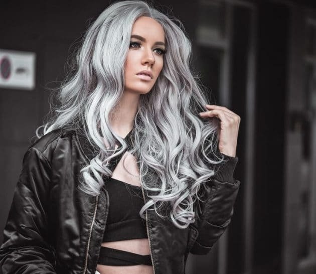 Deslumbre Com Luzes Em Cabelos Brancos: Transforme Seu Visual Em 5 Passos Simples! 7 Prata Glacial cabelo branco longo prateado