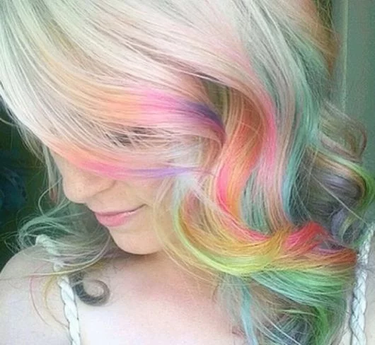 cabelo Branco com Luzes Coloridas