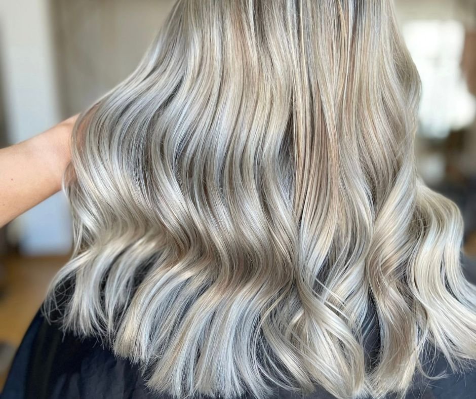Deslumbre Com Luzes Em Cabelos Brancos: Transforme Seu Visual Em 5 Passos Simples! 8 cabelo Branco com Luzes Loiras