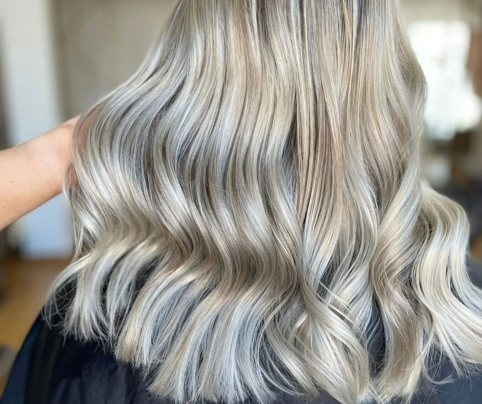cabelo Branco com Luzes Loiras