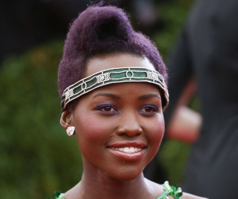 Desperte O Encanto Do Cabelo Marsala: 5 Dicas Para Brilhar E Cuidar Do Seu Estilo! 11 Lupita Nyongo cabelo marsala