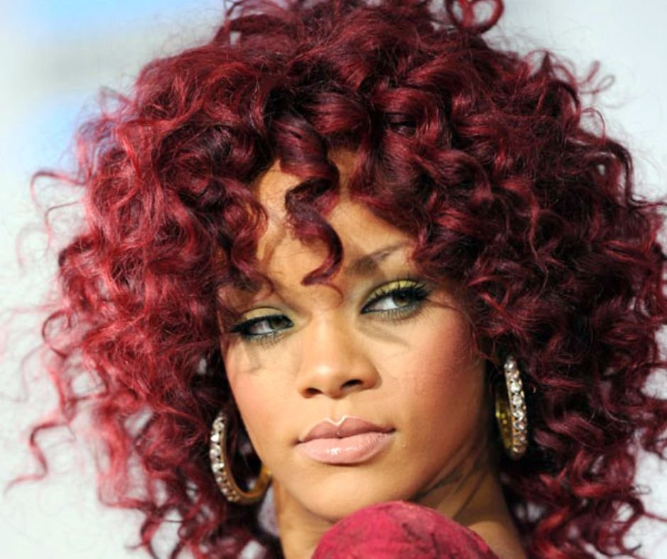 Desperte O Encanto Do Cabelo Marsala: 5 Dicas Para Brilhar E Cuidar Do Seu Estilo! 10 Rihanna cabelo marsala