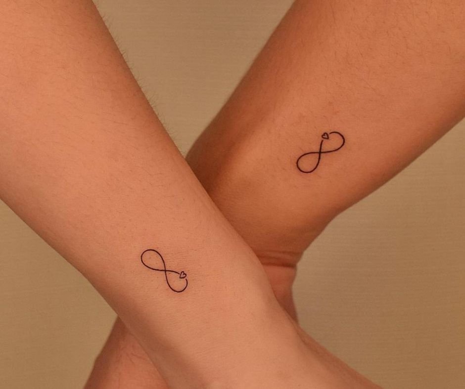 Tatuagem De Casal Pequena: 50 Ideias Delicadas E Significativas 10 tatuagem de casal pequena simbolo do infinito 02