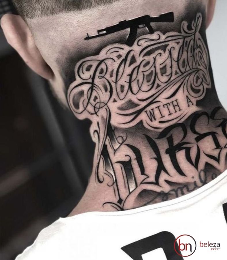 Tatuagem No Pescoço Masculino: 50 Ideias Incríveis 55 tatuagem no pescoço masculino com letras escritas