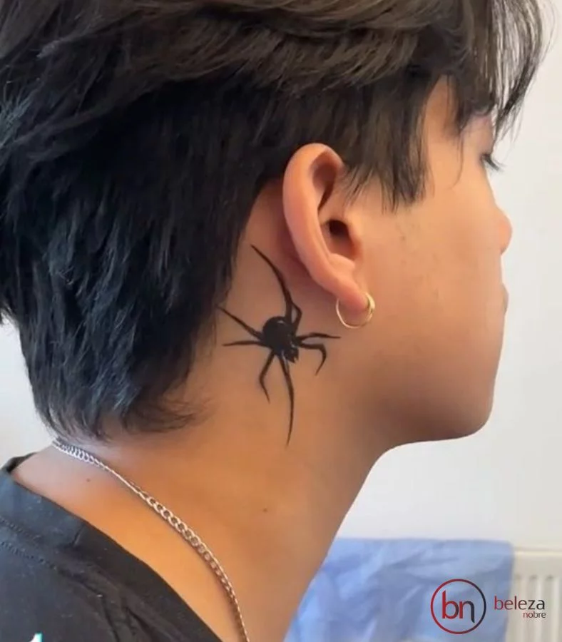 Tatuagem No Pescoço Masculino: 50 Ideias Incríveis 50 tatuagem no pescoço masculino com desenho de uma aranha