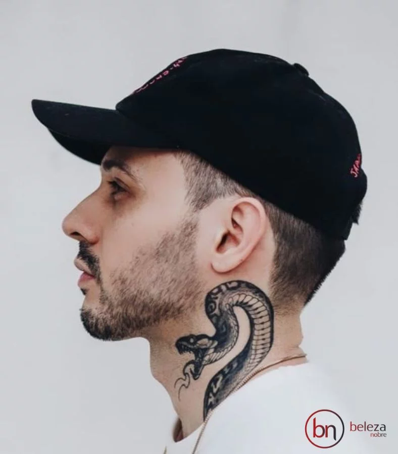 Tatuagem No Pescoço Masculino: 50 Ideias Incríveis 32 tatuagem no pescoço masculino com desenho de uma cobra