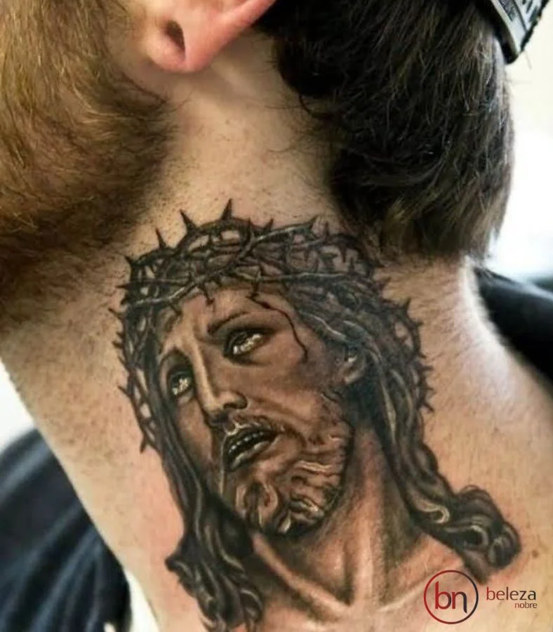 Tatuagem No Pescoço Masculino: 50 Ideias Incríveis 31 tatuagem no pescoço masculino com desenho de cristo com coroa de espinhos