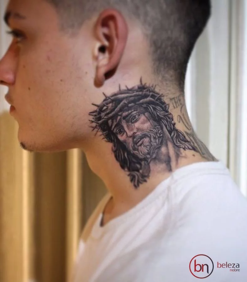 Tatuagem No Pescoço Masculino: 50 Ideias Incríveis 30 tatuagem no pescoço masculino com desenho de cristo com a coroa de espinhos