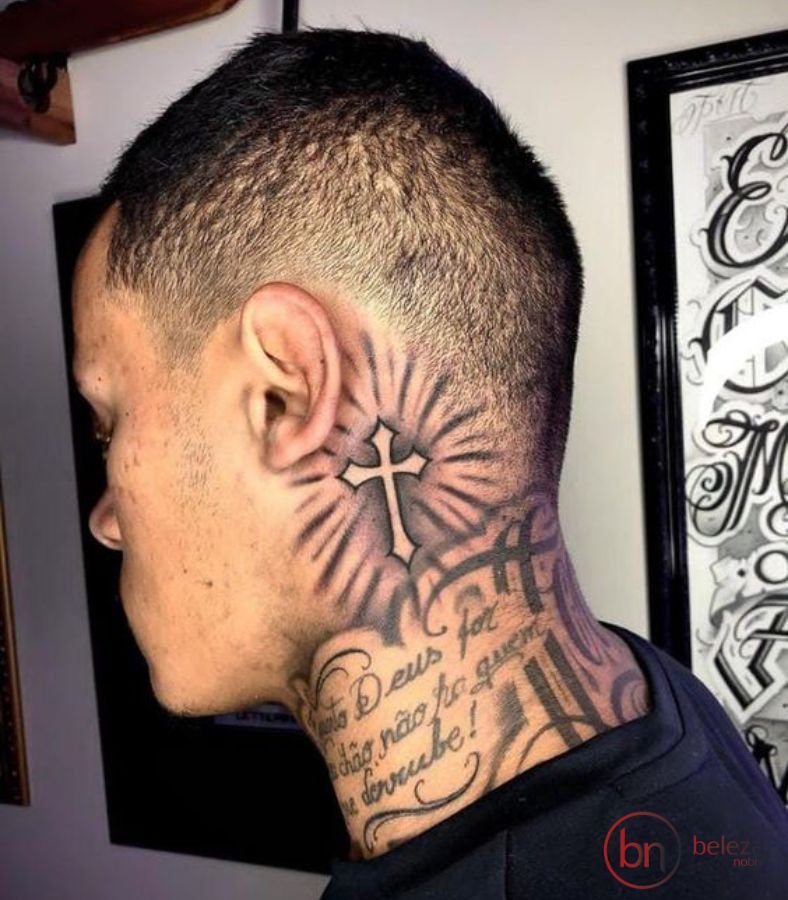 Tatuagem No Pescoço Masculino: 50 Ideias Incríveis 29 tatuagem no pescoço masculino com desenho de cruz