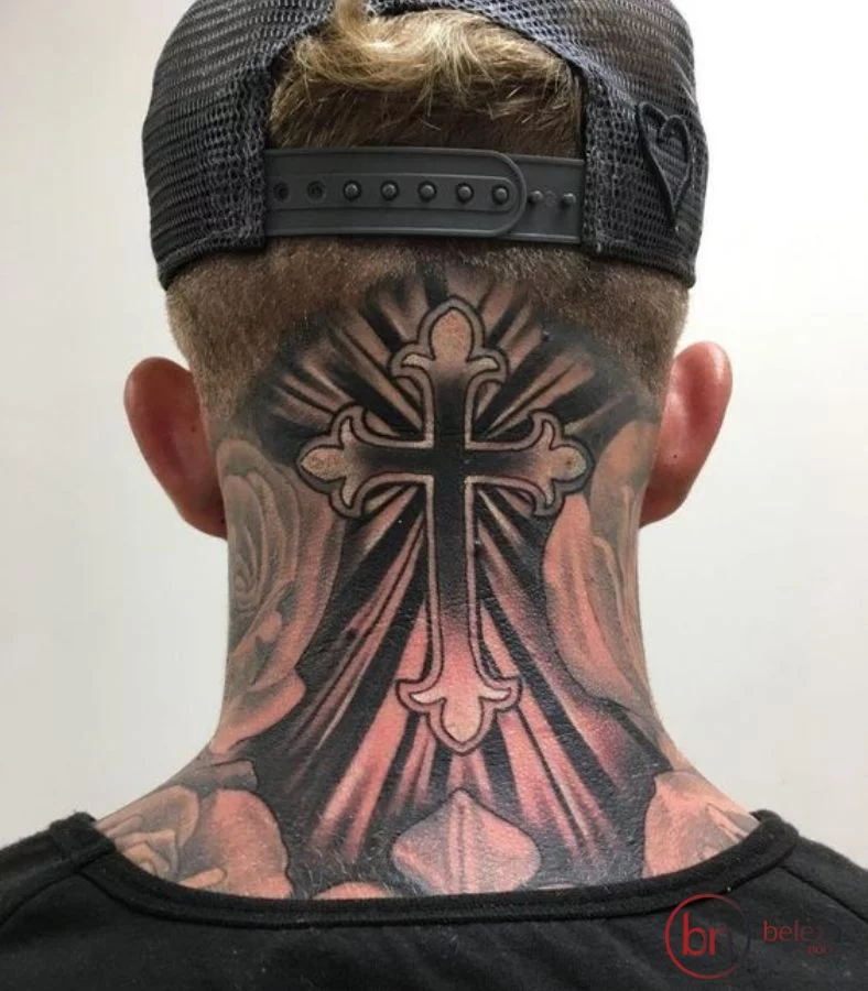 Tatuagem No Pescoço Masculino: 50 Ideias Incríveis 28 tatuagem no pescoço masculino com desenho de uma cruz