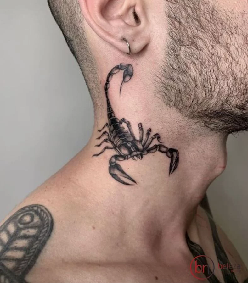 Tatuagem No Pescoço Masculino: 50 Ideias Incríveis 43 tatuagem no pescoço masculino com desenho de escorpião