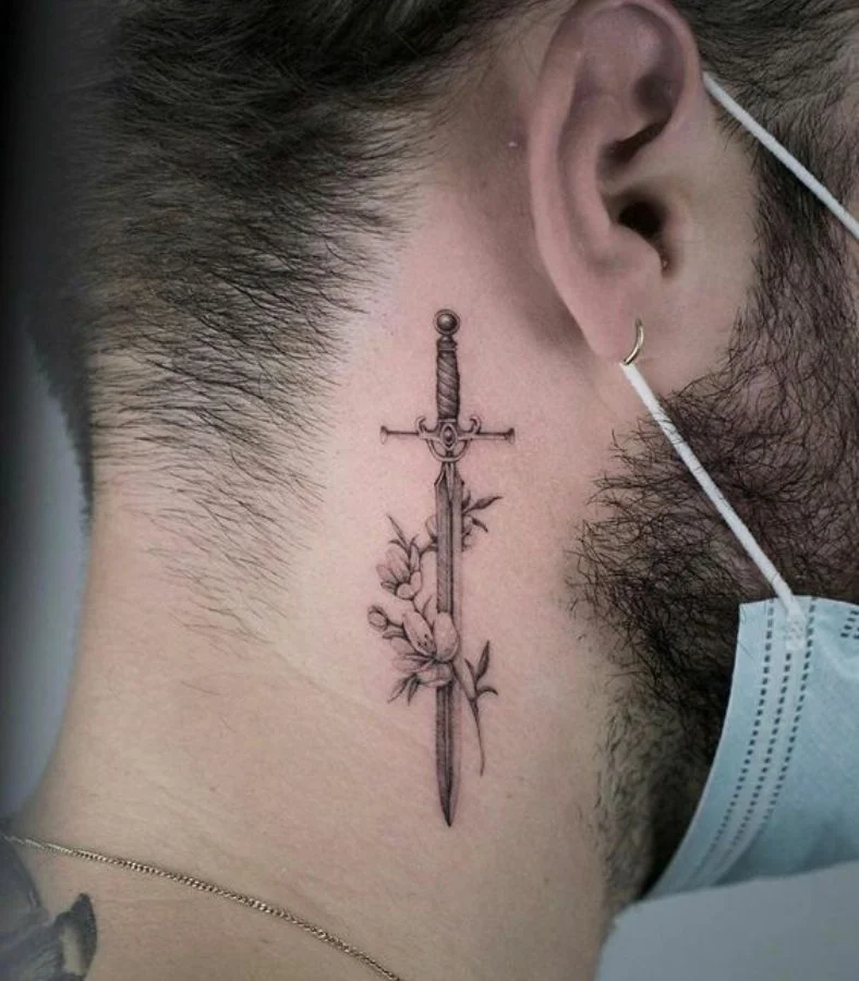 Tatuagem No Pescoço Masculino: 50 Ideias Incríveis 23 tatuagem no pescoço masculino com desenho de espada