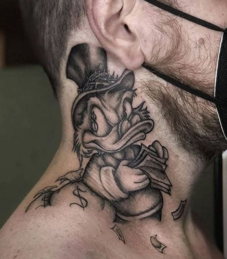 Tatuagem No Pescoço Masculino: 50 Ideias Incríveis 48 tatuagem no pescoço masculino com desenho do tio patinhas