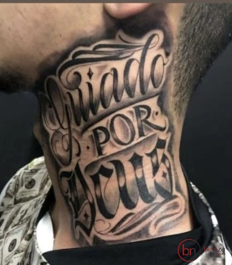 Tatuagem No Pescoço Masculino: 50 Ideias Incríveis 17 tatuagem no pescoço masculino com escrita deus