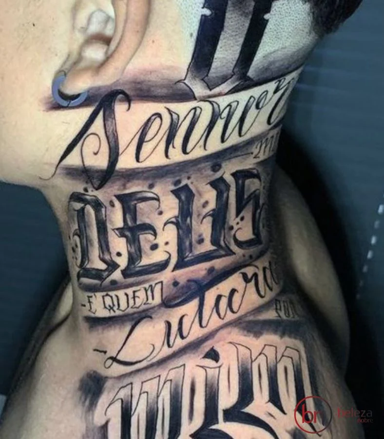 Tatuagem No Pescoço Masculino: 50 Ideias Incríveis 16 tatuagem no pescoço masculino escrito deus