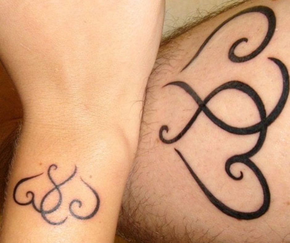 Tatuagem De Casal Pequena: 50 Ideias Delicadas E Significativas 8 tatuagem de casal pequena Coracoes entrelacados 1