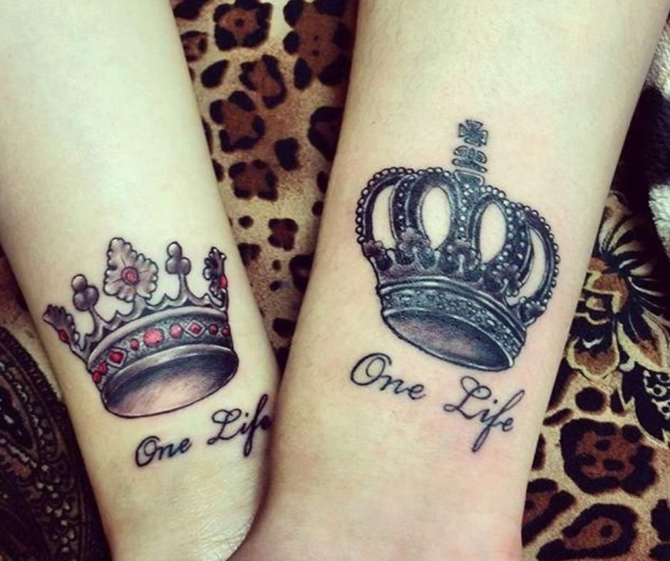 Tatuagem De Casal Pequena: 50 Ideias Delicadas E Significativas 18 tatuagem de casal pequena Coroas