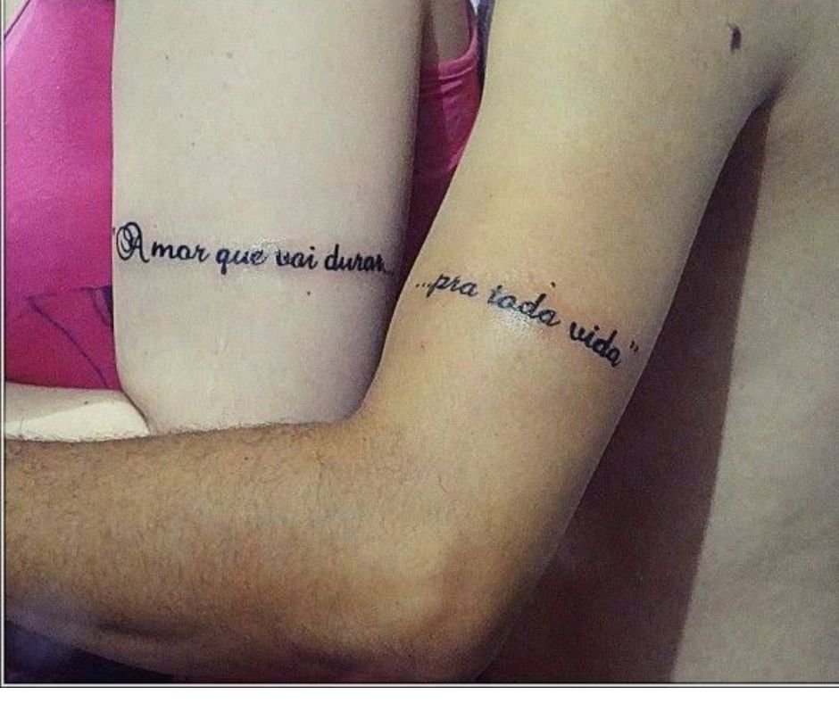 Tatuagem De Casal Pequena: 50 Ideias Delicadas E Significativas 49 tatuagem de casal pequena Frases que se completam 02