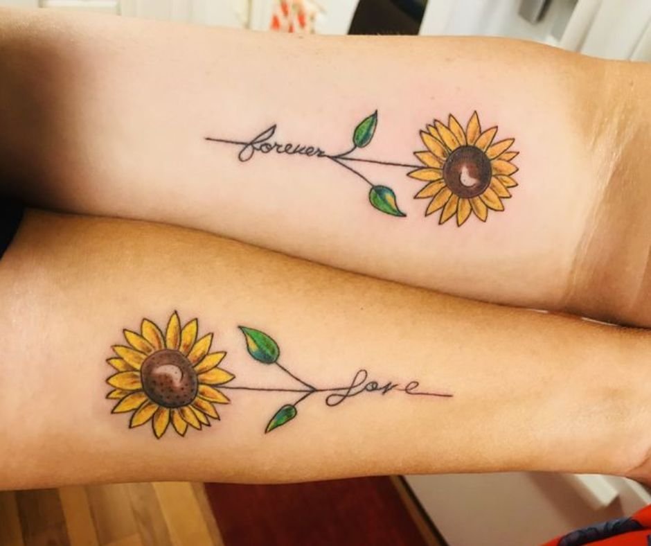 Tatuagem De Casal Pequena: 50 Ideias Delicadas E Significativas 37 tatuagem de casal pequena Girassois
