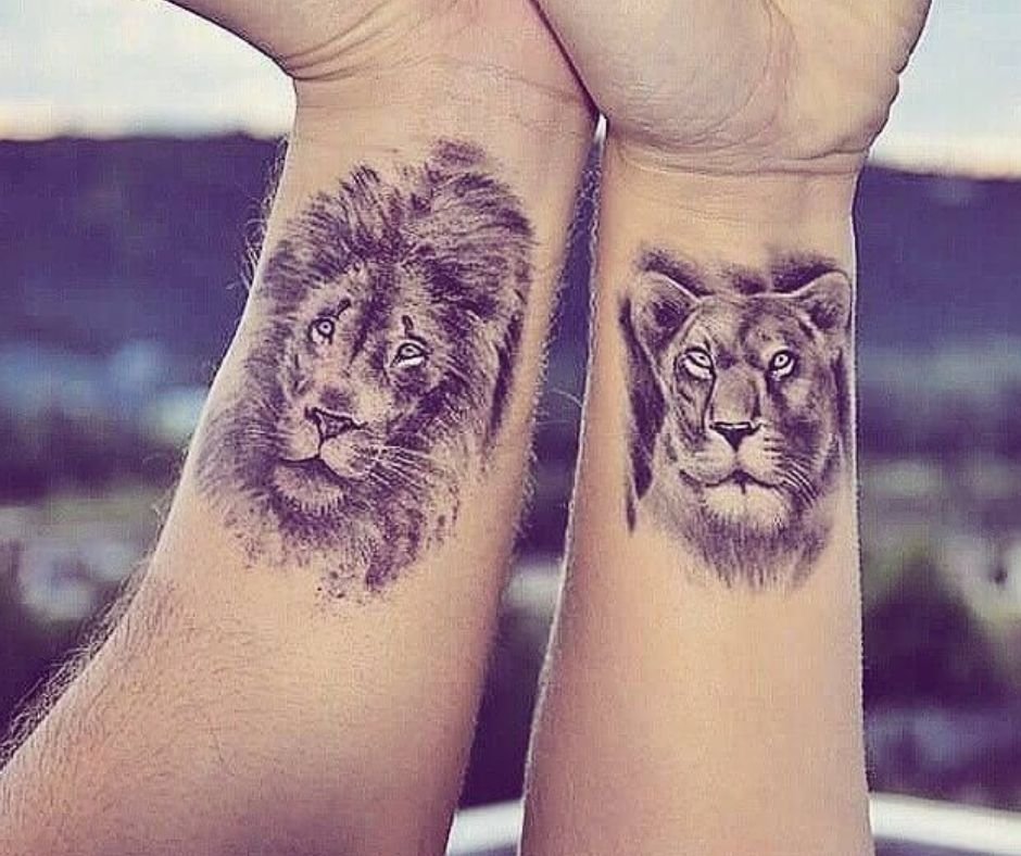 Tatuagem De Casal Pequena: 50 Ideias Delicadas E Significativas 32 tatuagem de casal pequena Leoes