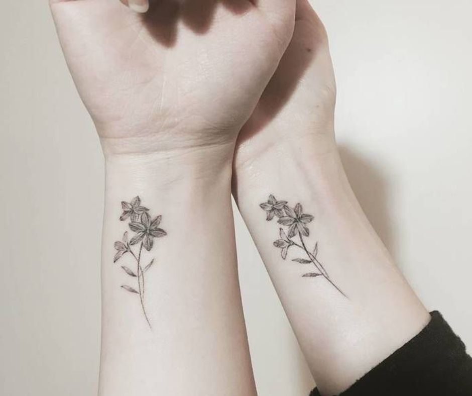 Tatuagem De Casal Pequena: 50 Ideias Delicadas E Significativas 39 tatuagem de casal pequena Lirios