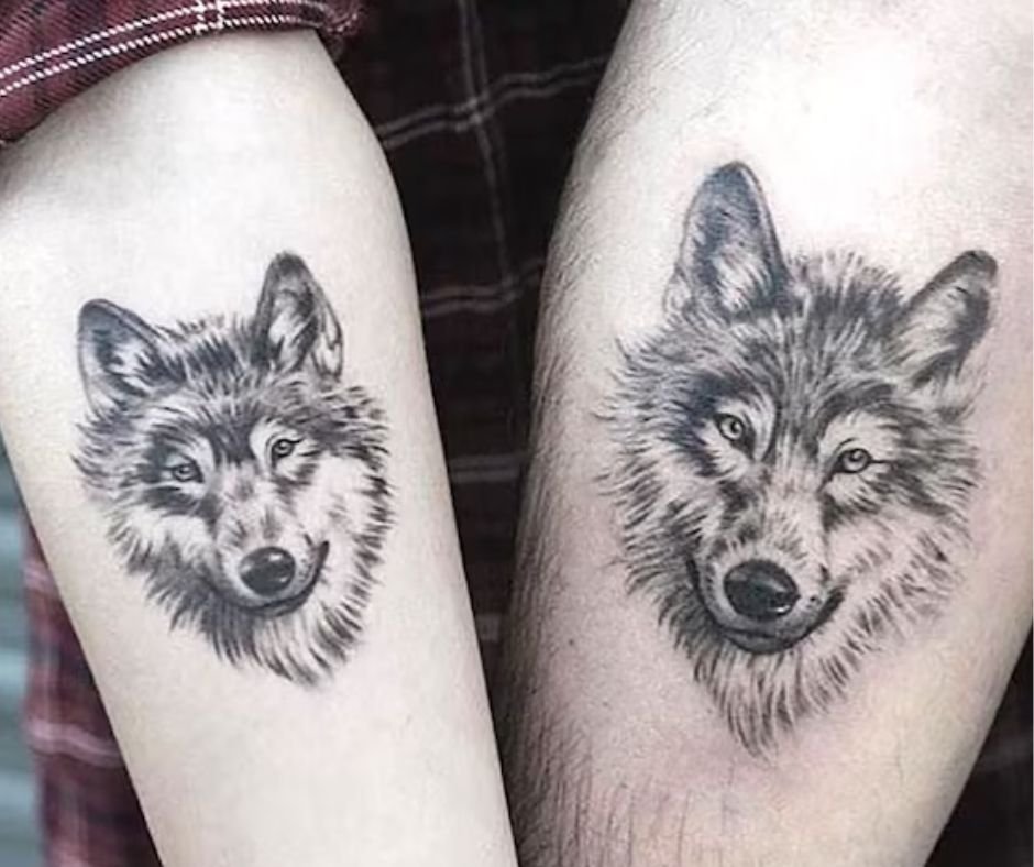 Tatuagem De Casal Pequena: 50 Ideias Delicadas E Significativas 33 tatuagem de casal pequena Lobos