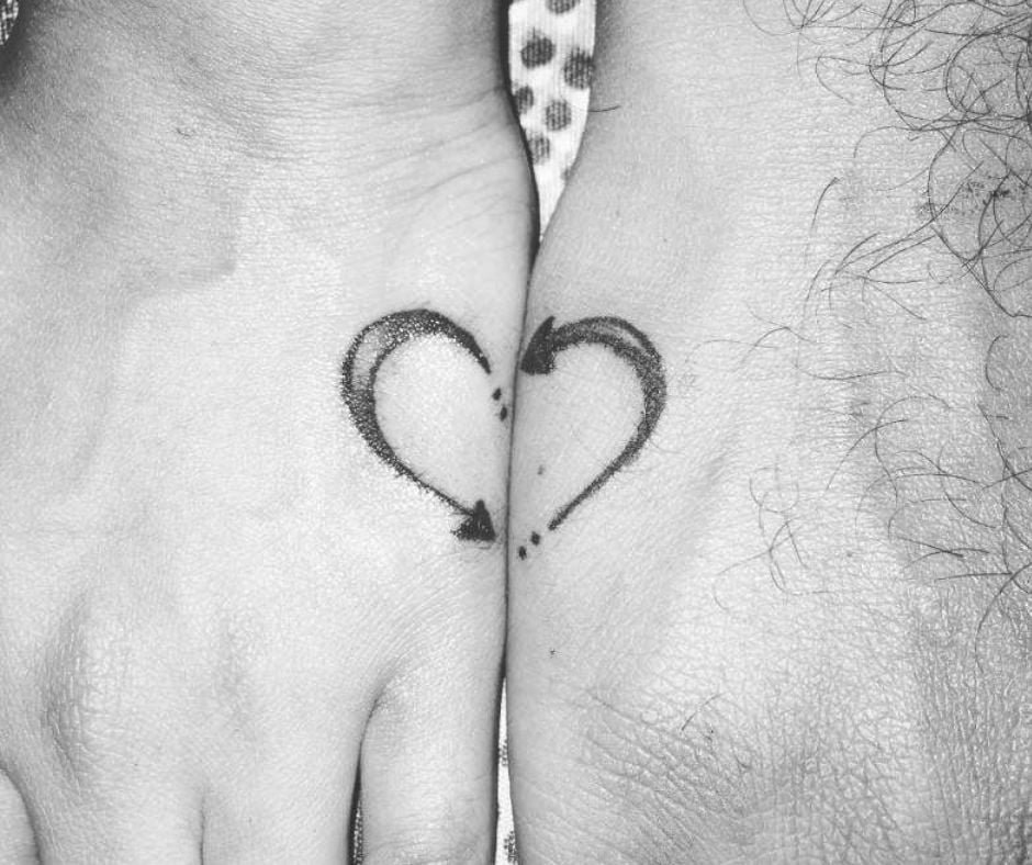 Tatuagem De Casal Pequena: 50 Ideias Delicadas E Significativas 45 tatuagem de casal pequena Metades de um coracao