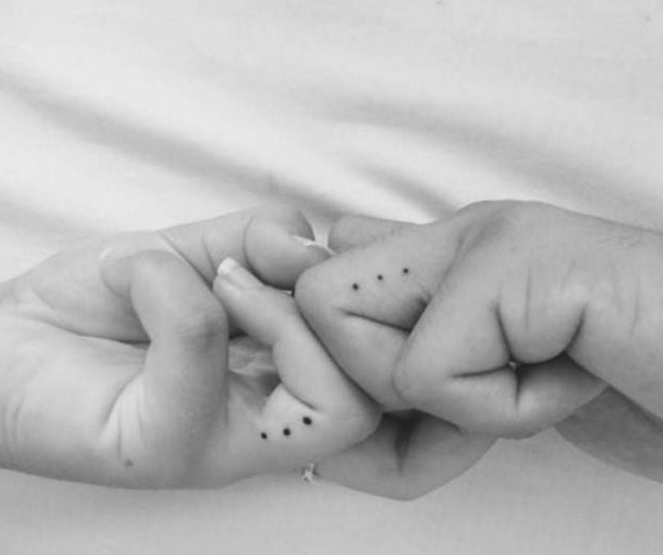 Tatuagem De Casal Pequena: 50 Ideias Delicadas E Significativas 42 tatuagem de casal pequena Pontos e tracos
