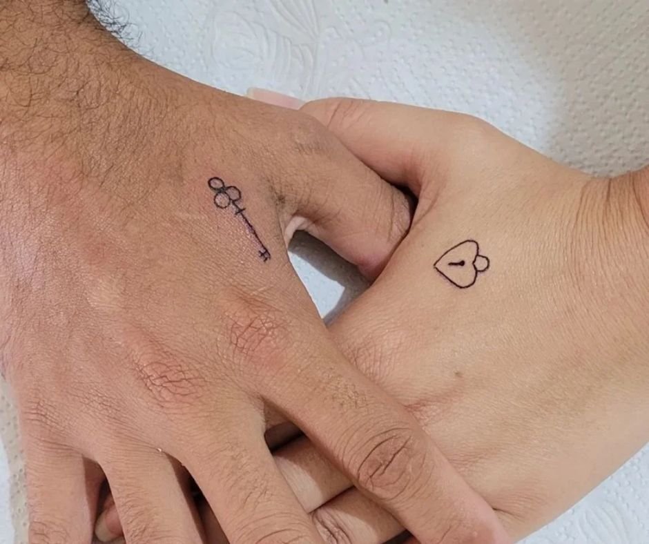 Tatuagem De Casal Pequena: 50 Ideias Delicadas E Significativas 7 tatuagem de casal pequena Simbolismo e significado