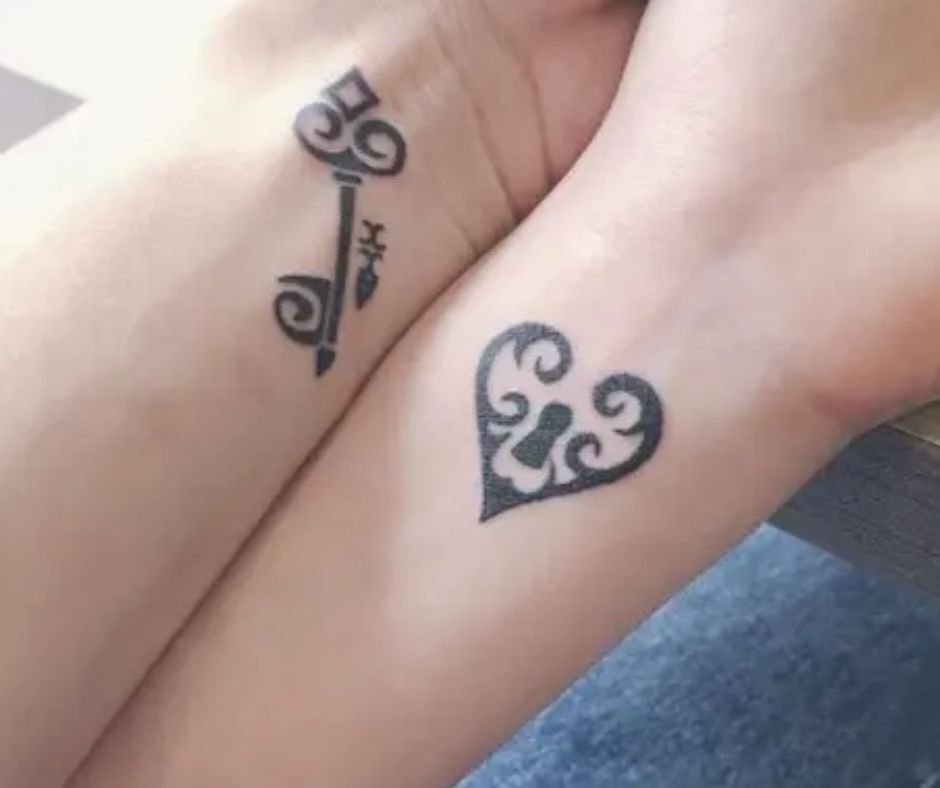 Tatuagem De Casal Pequena: 50 Ideias Delicadas E Significativas 12 tatuagem de casal pequena chave e fechadura
