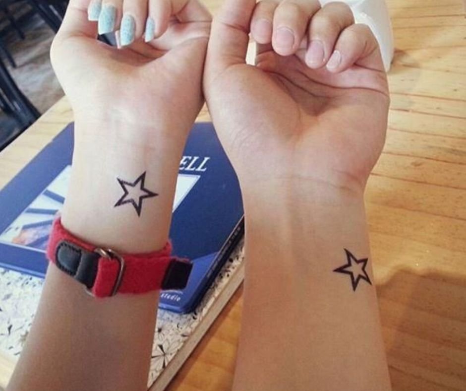 Tatuagem De Casal Pequena: 50 Ideias Delicadas E Significativas 17 tatuagem de casal pequena estrela