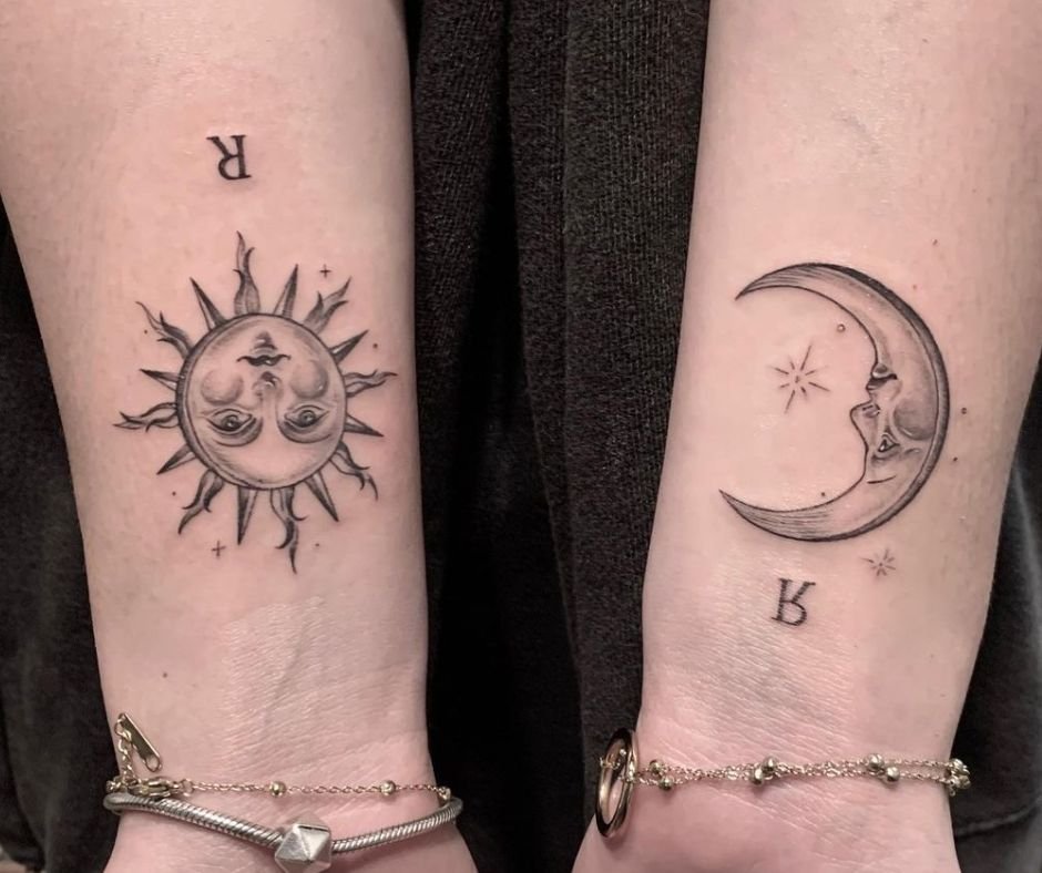 Tatuagem De Casal Pequena: 50 Ideias Delicadas E Significativas 13 tatuagem de casal pequena sol e lua